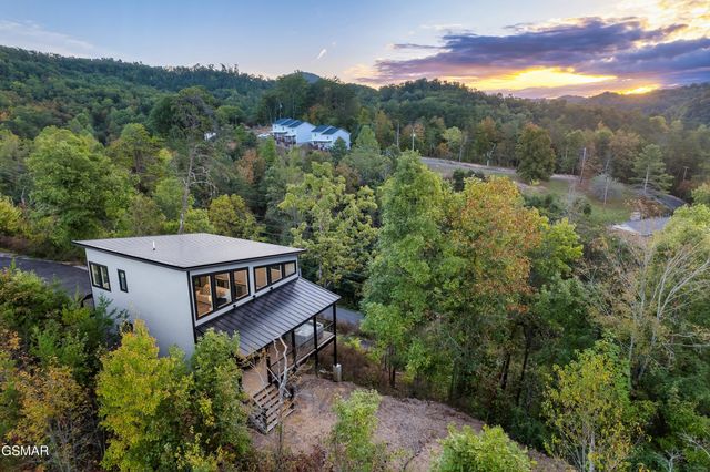 1665 Paulas Huskey Circle, Sevierville, TN 37876