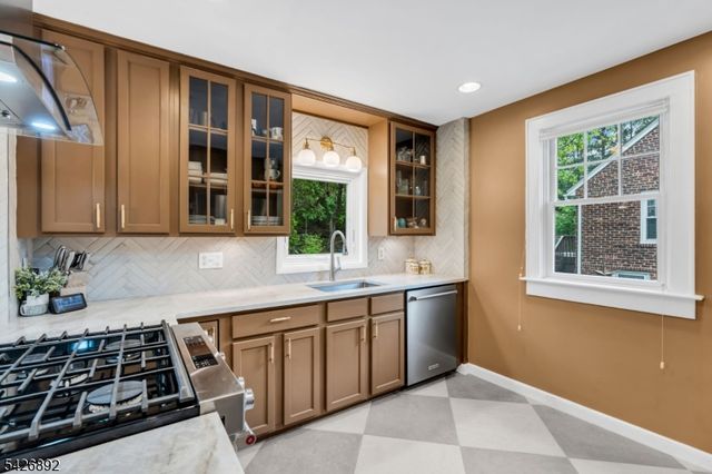 10 Passaic Ave, Roseland Boro, NJ 07068