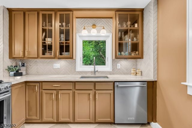 10 Passaic Ave, Roseland Boro, NJ 07068