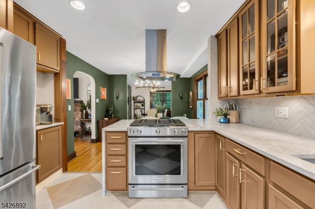 10 Passaic Ave, Roseland Boro, NJ 07068
