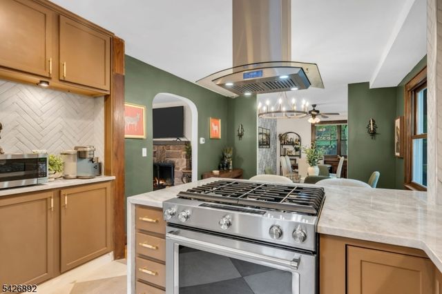 10 Passaic Ave, Roseland Boro, NJ 07068