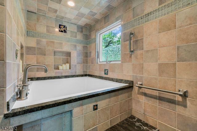 10 Passaic Ave, Roseland Boro, NJ 07068