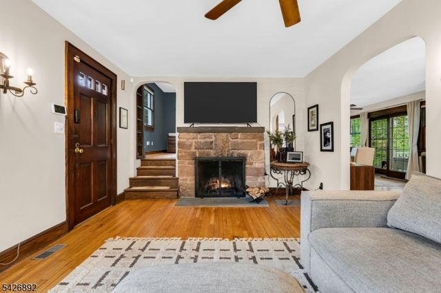 10 Passaic Ave, Roseland Boro, NJ 07068