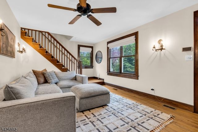 10 Passaic Ave, Roseland Boro, NJ 07068