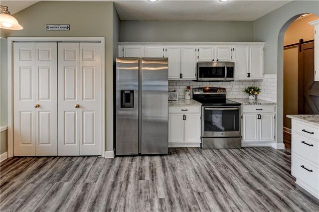 2221 SE 5th Terrace, Lee's Summit, MO 64063