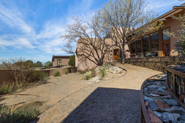 18 Cedar Hill Road NE, Albuquerque, NM 87122