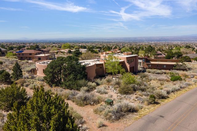18 Cedar Hill Road NE, Albuquerque, NM 87122