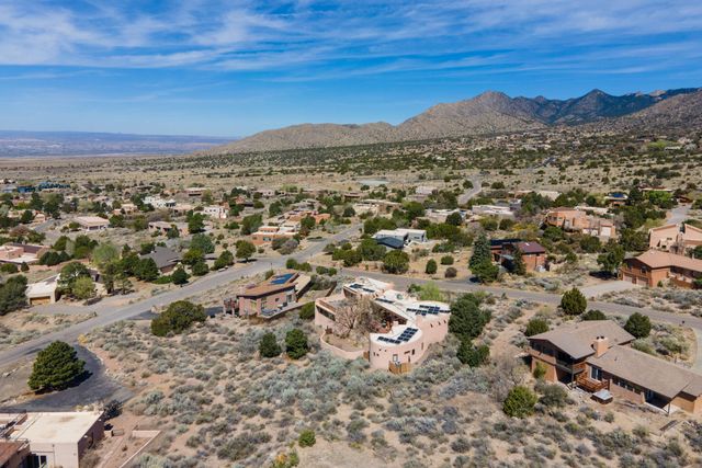 18 Cedar Hill Road NE, Albuquerque, NM 87122