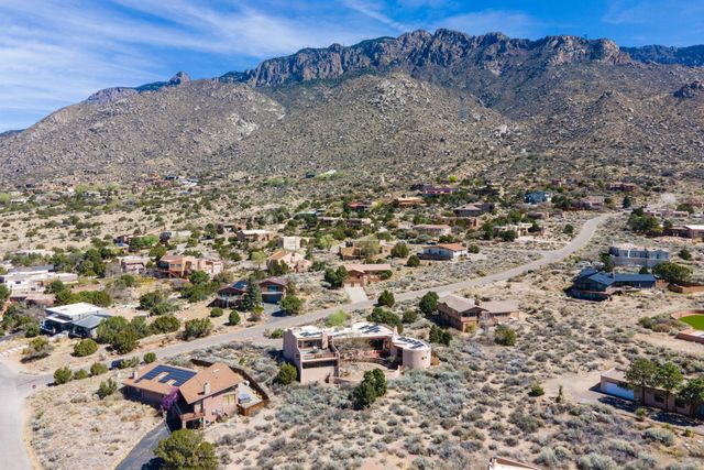 18 Cedar Hill Road NE, Albuquerque, NM 87122
