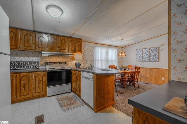 121 Kountry Lane, Walhalla, SC 29691