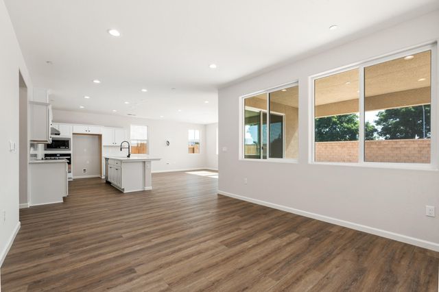 684 S Plum Street, Dinuba, CA 93618