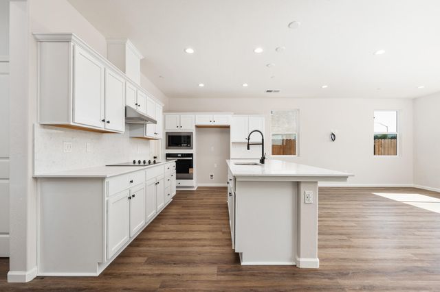684 S Plum Street, Dinuba, CA 93618