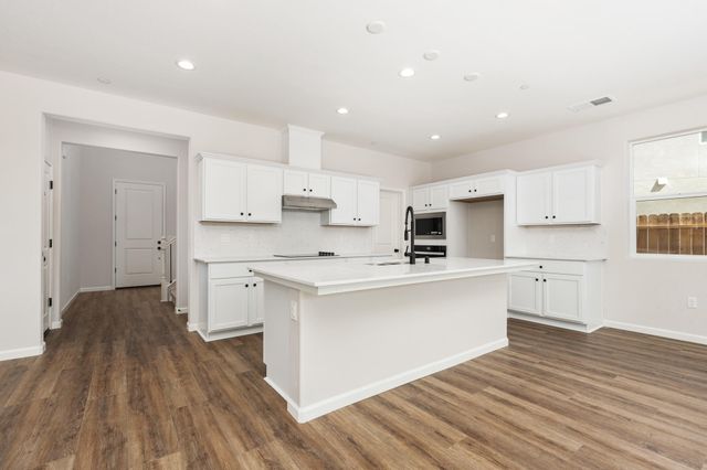 684 S Plum Street, Dinuba, CA 93618