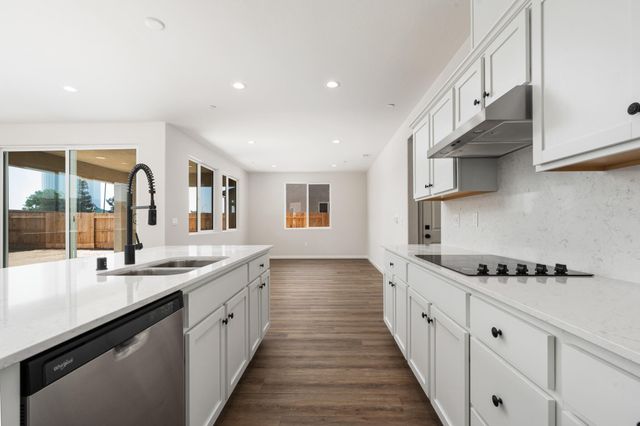 684 S Plum Street, Dinuba, CA 93618