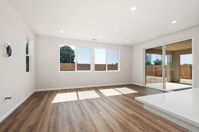 684 S Plum Street, Dinuba, CA 93618