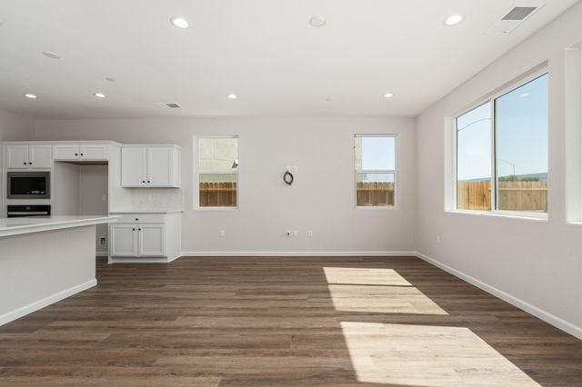 684 S Plum Street, Dinuba, CA 93618