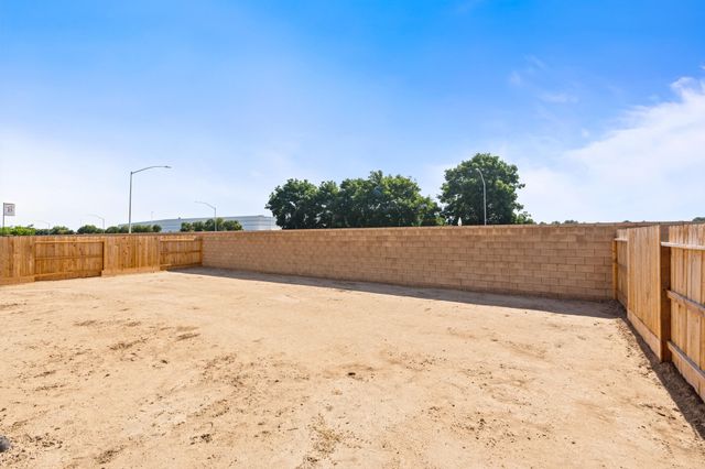 684 S Plum Street, Dinuba, CA 93618