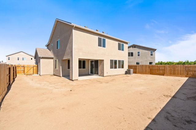 684 S Plum Street, Dinuba, CA 93618