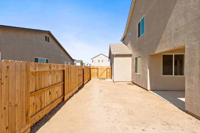 684 S Plum Street, Dinuba, CA 93618