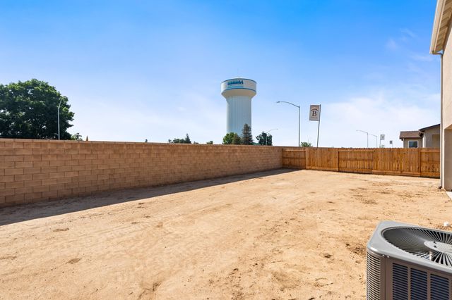 684 S Plum Street, Dinuba, CA 93618