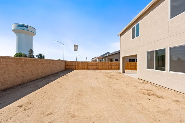 684 S Plum Street, Dinuba, CA 93618