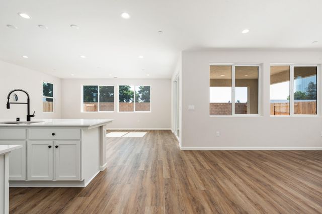 684 S Plum Street, Dinuba, CA 93618