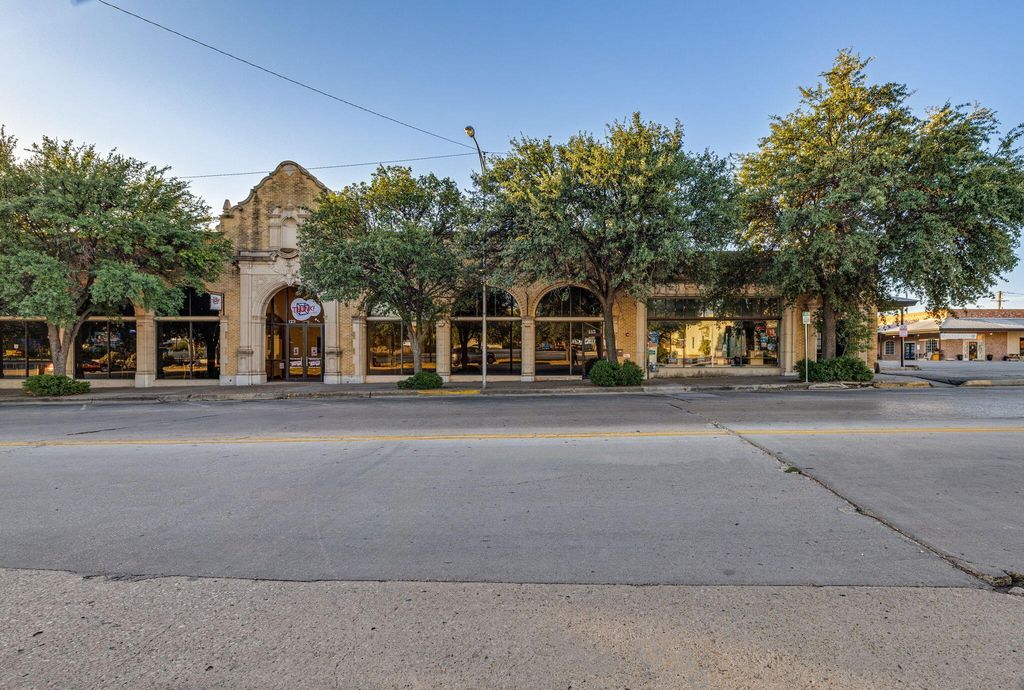 Image 1 of property listing at 115-119 E Concho Avenue, San Angelo, TX 76903