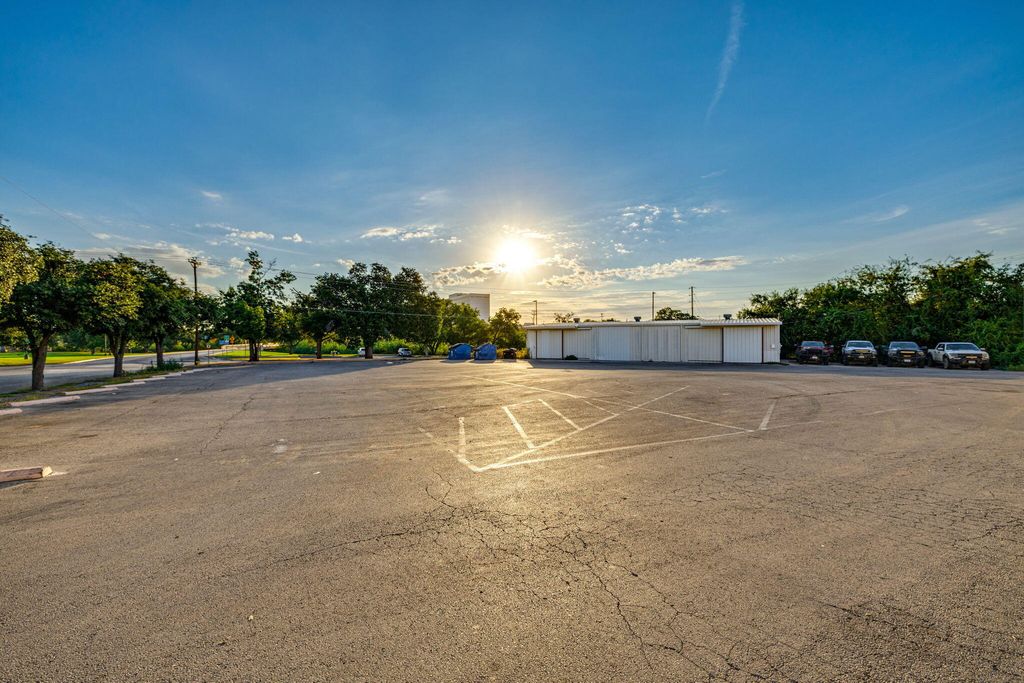 Image 14 of property listing at 115-119 E Concho Avenue, San Angelo, TX 76903