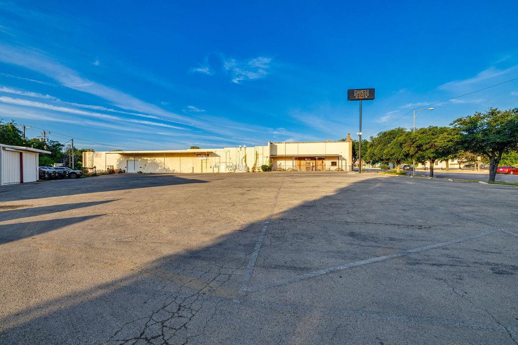 Image 15 of property listing at 115-119 E Concho Avenue, San Angelo, TX 76903