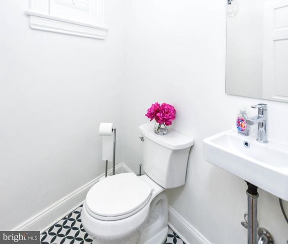 34 R ST NE, Washington, DC 20002