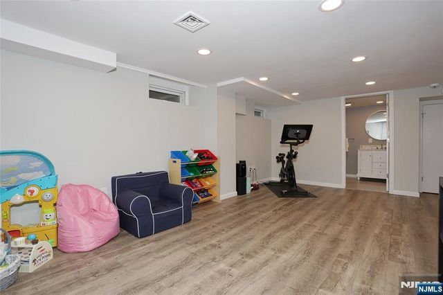 37 Oakley Terrace, Nutley, NJ 07110