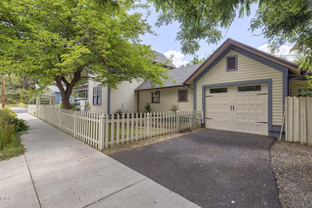 409 NW Dimmick Street, Grants Pass, OR 97526