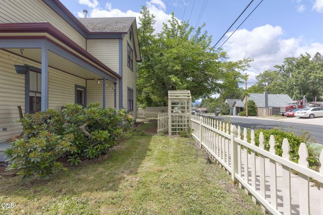 409 NW Dimmick Street, Grants Pass, OR 97526