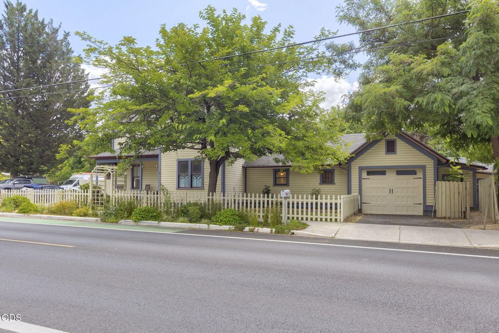 409 NW Dimmick Street, Grants Pass, OR 97526