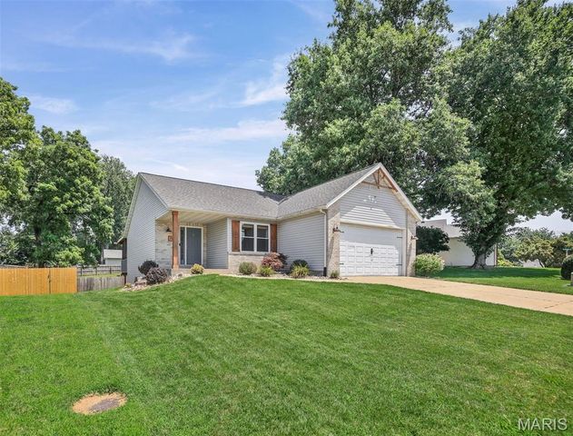110 Bayfield Drive, Glen Carbon, IL 62034