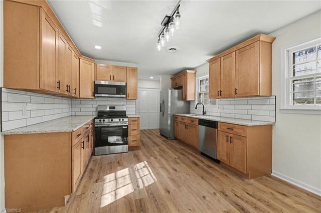 438 Knightwood Court, Kernersville, NC 27284