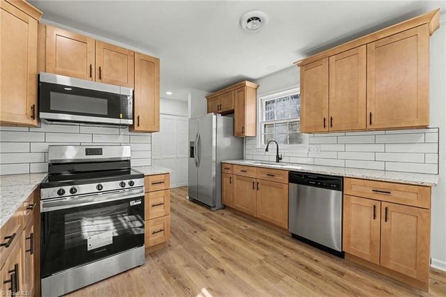 438 Knightwood Court, Kernersville, NC 27284