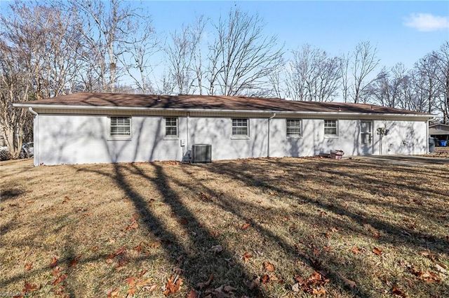 438 Knightwood Court, Kernersville, NC 27284