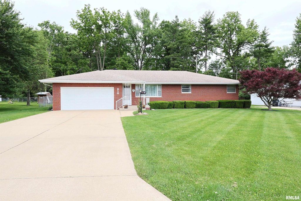 Image 1 of property listing at 914 MEADOW LANE, Salem, IL 62881