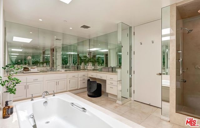 300 N Swall Drive 452, Beverly Hills, CA 90211
