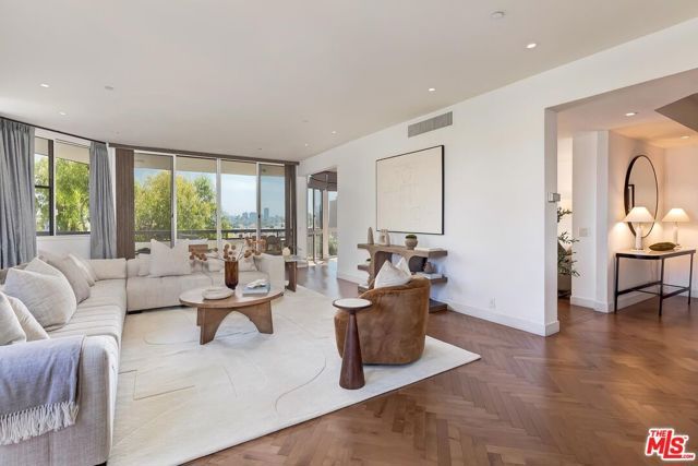 300 N Swall Drive 452, Beverly Hills, CA 90211