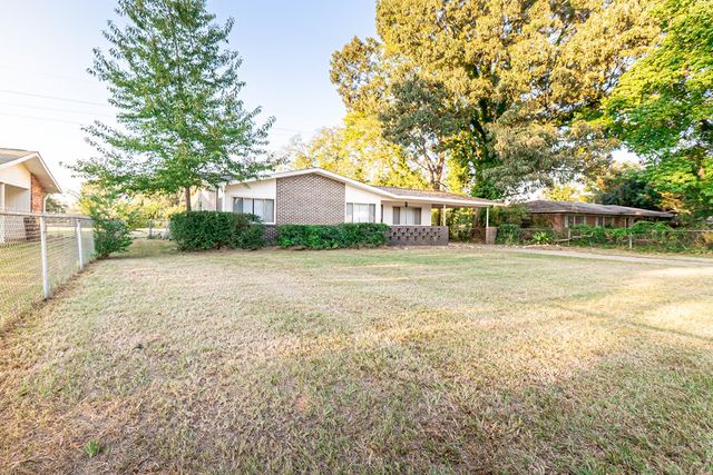 207 Plaza Dr., Daleville, AL 36322