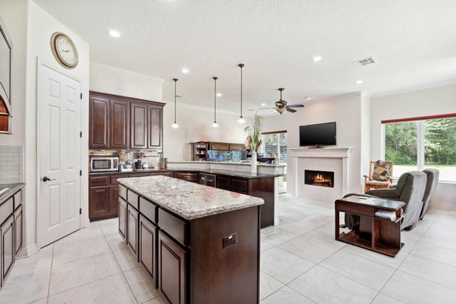 19 Shields Lane, Montgomery, TX 77356