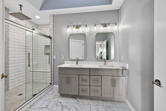 2716 W 38th Place, Davenport, IA 52806