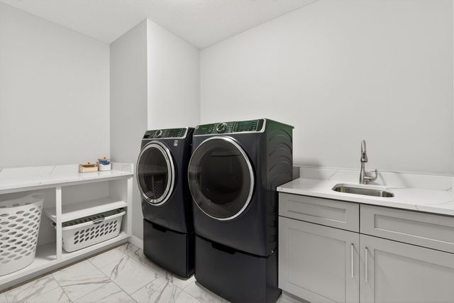 2716 W 38th Place, Davenport, IA 52806