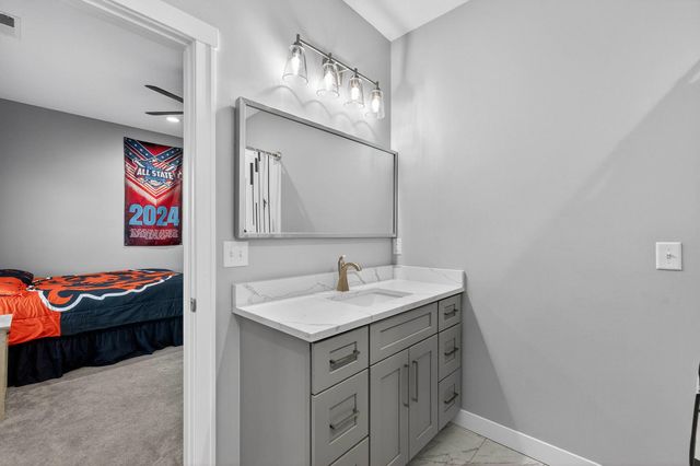 2716 W 38th Place, Davenport, IA 52806