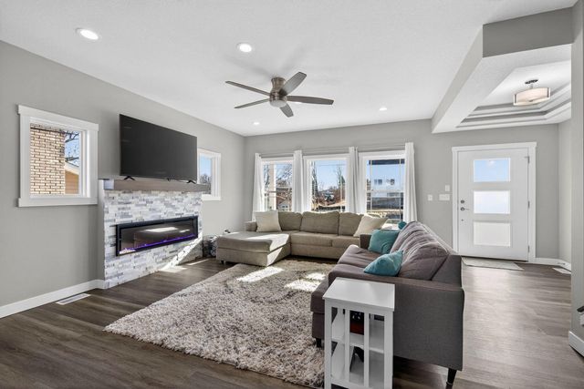 2716 W 38th Place, Davenport, IA 52806