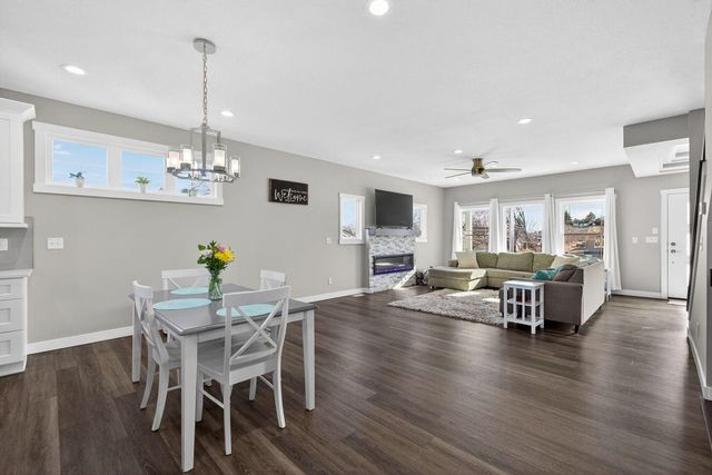 2716 W 38th Place, Davenport, IA 52806