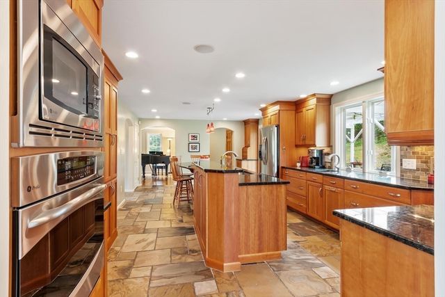 5 Overlook Circle, Westford, MA 01886
