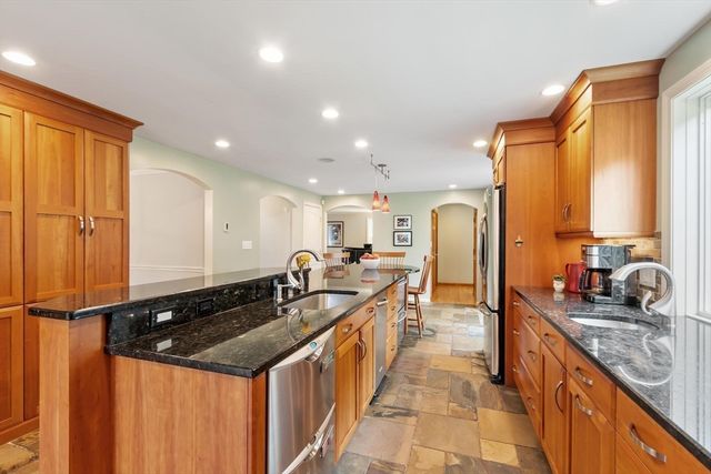 5 Overlook Circle, Westford, MA 01886